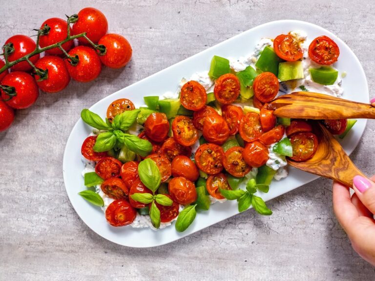 Pečený rajčatový salát s ricottou a paprikou peceny-rajcatovy-salat