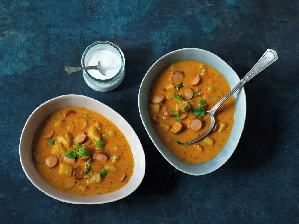 Tradiční frankfurtská polévka s párkem a bramborami