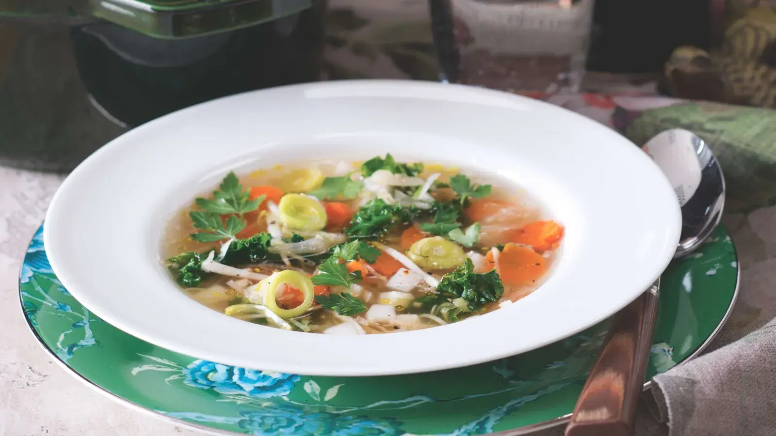 Polévka z vývaru z kolena