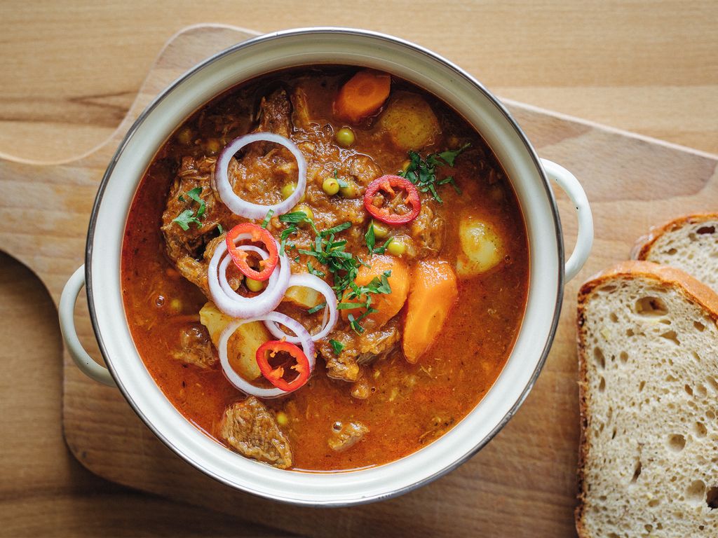 Hovězí ragú s letní zeleninou a novými bramborami