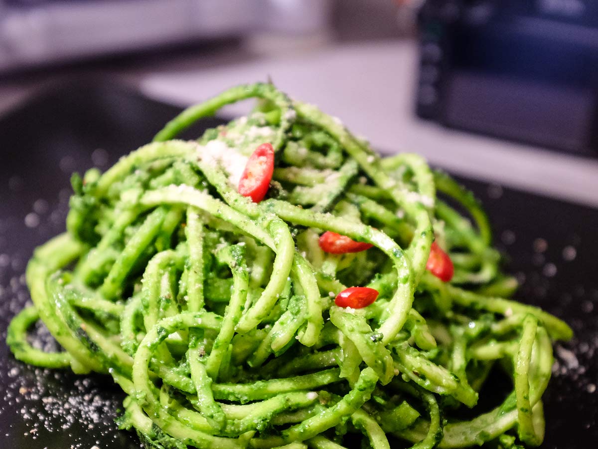 Cuketové špagety s pestem z medvědího česneku