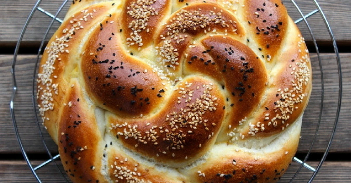 Pletený chléb s tvarohovou náplní a sezamovými semínky