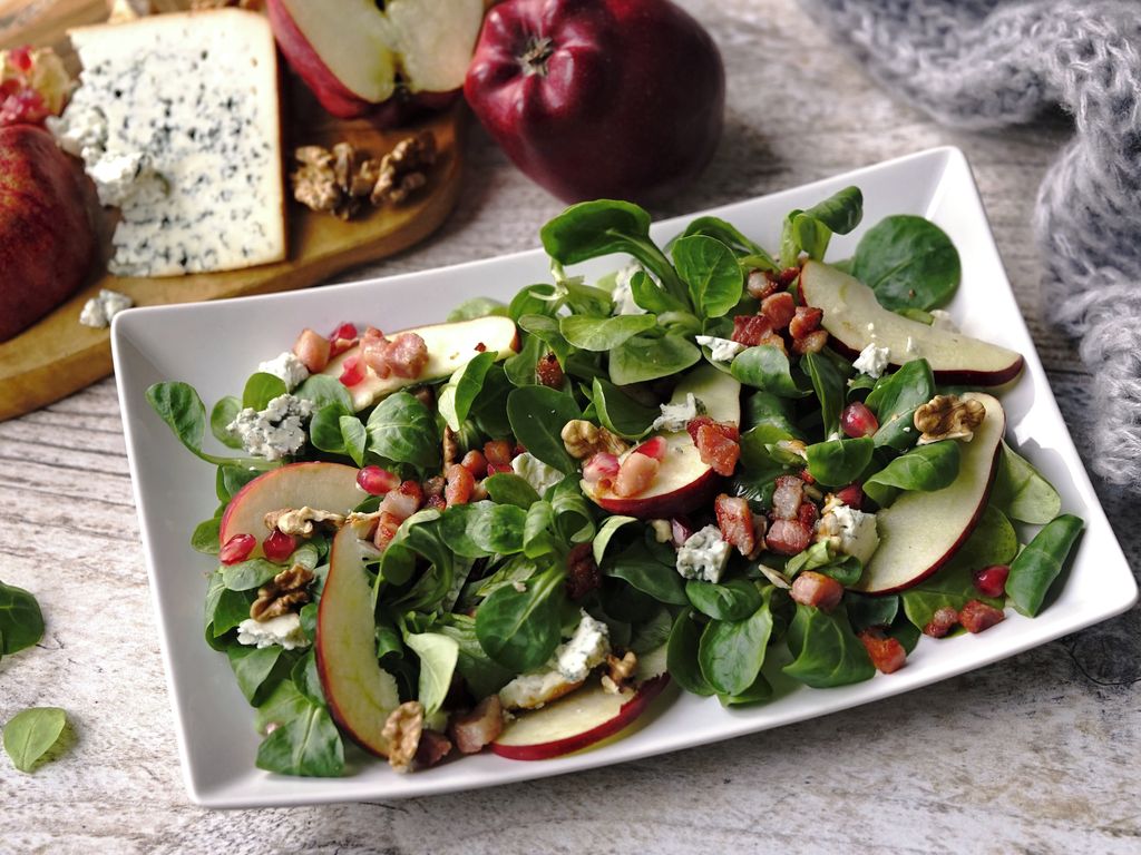 Zimní salát s jablky, polníčkem a vyškvařenou slaninou