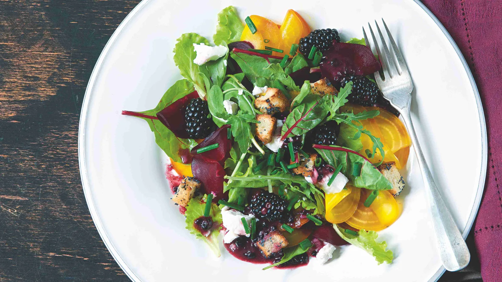 Salát s ostružinami a řepou dvou barev