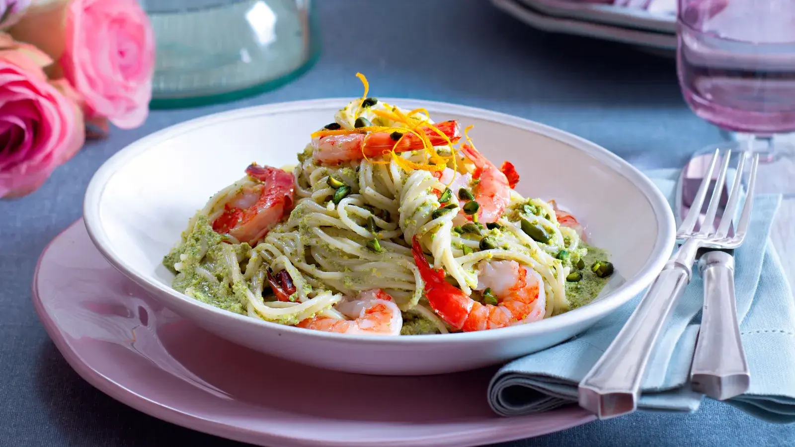 Špagety s pistáciovou omáčkou a krevetami