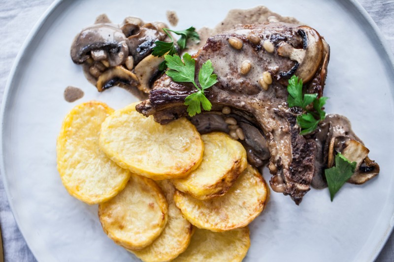 Telecí kotleta s piniovými oříšky