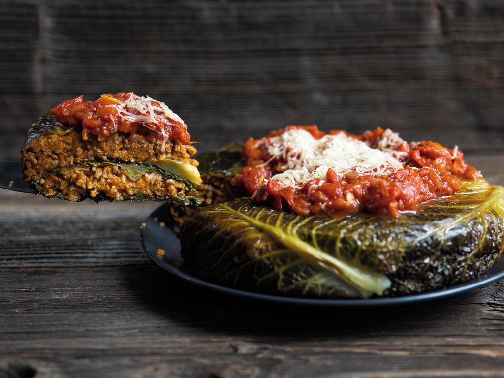 Slaný koláč s mletým masem, sýrem a kapustou místo těsta