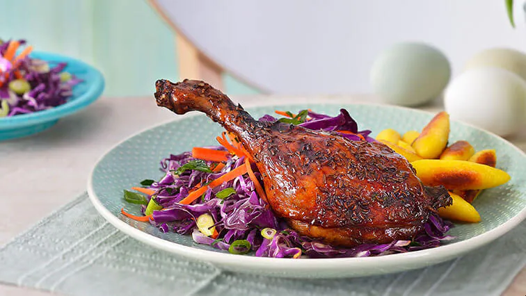 Křupavá kachní stehna se zelným salátem a bramborovými šiškami