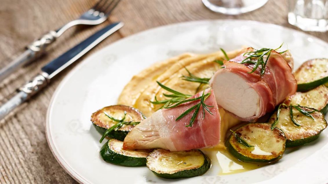 Kuřecí prsa se Schwarzwaldskou šunkou a hrachovou kaší