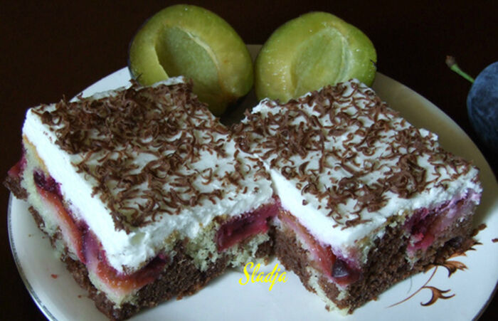 Obrácený švestkový koláček se zakysanou smetanou