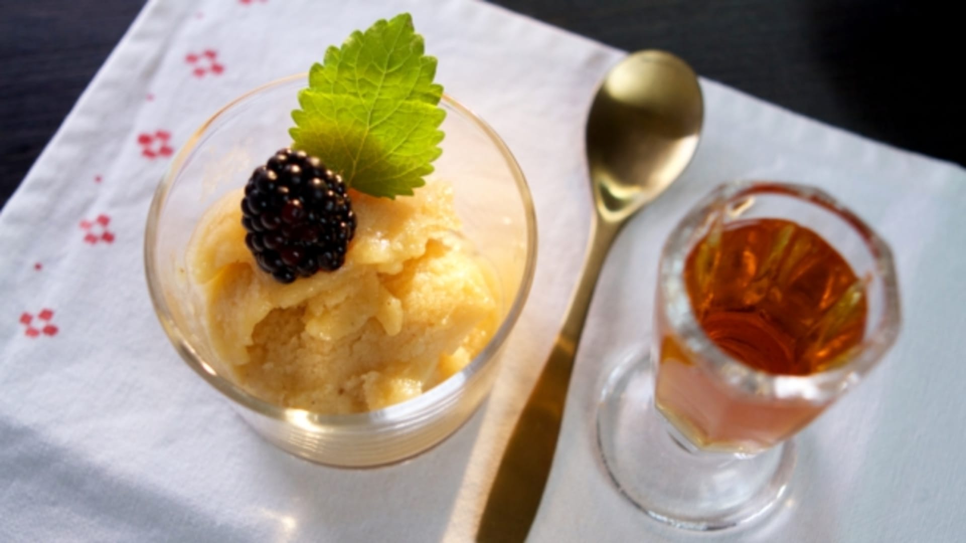 Sorbet z pečených jablek se skořicí a zázvorem