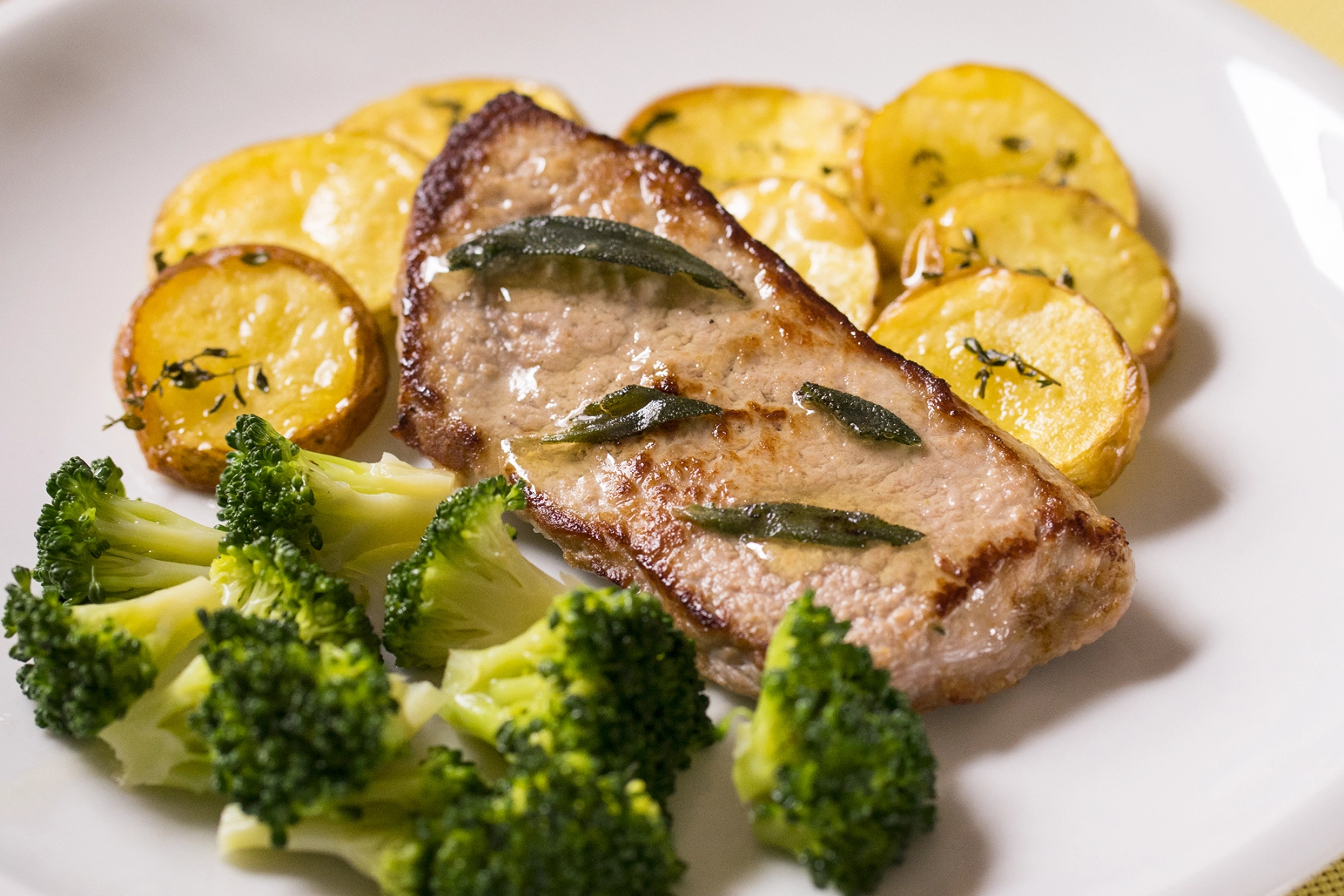 Telecí plátek s dušenou brokolicí a bramborovými dukátky s rozmarýnem
