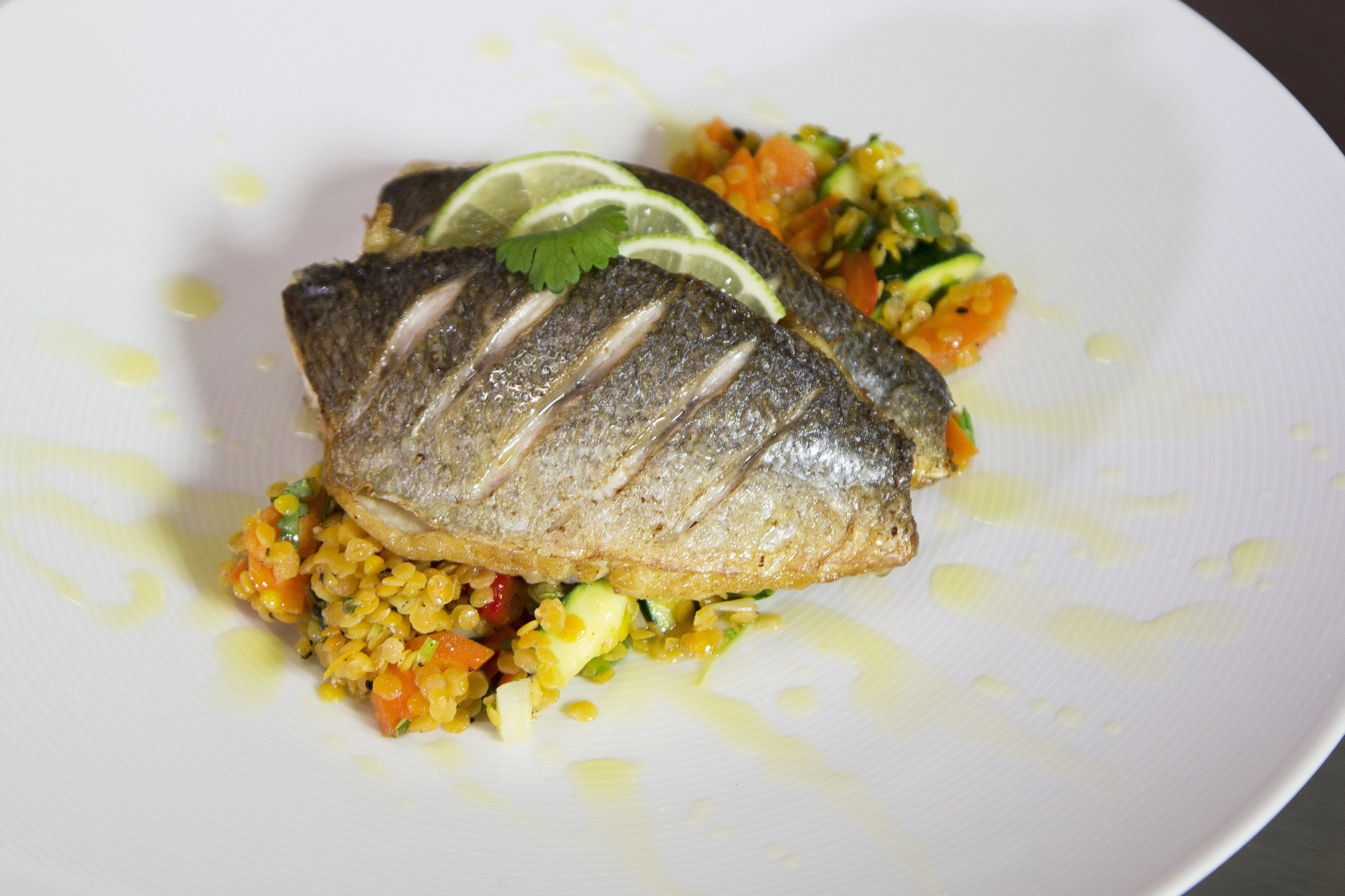 Filet z pražmy se salátem z červené čočky