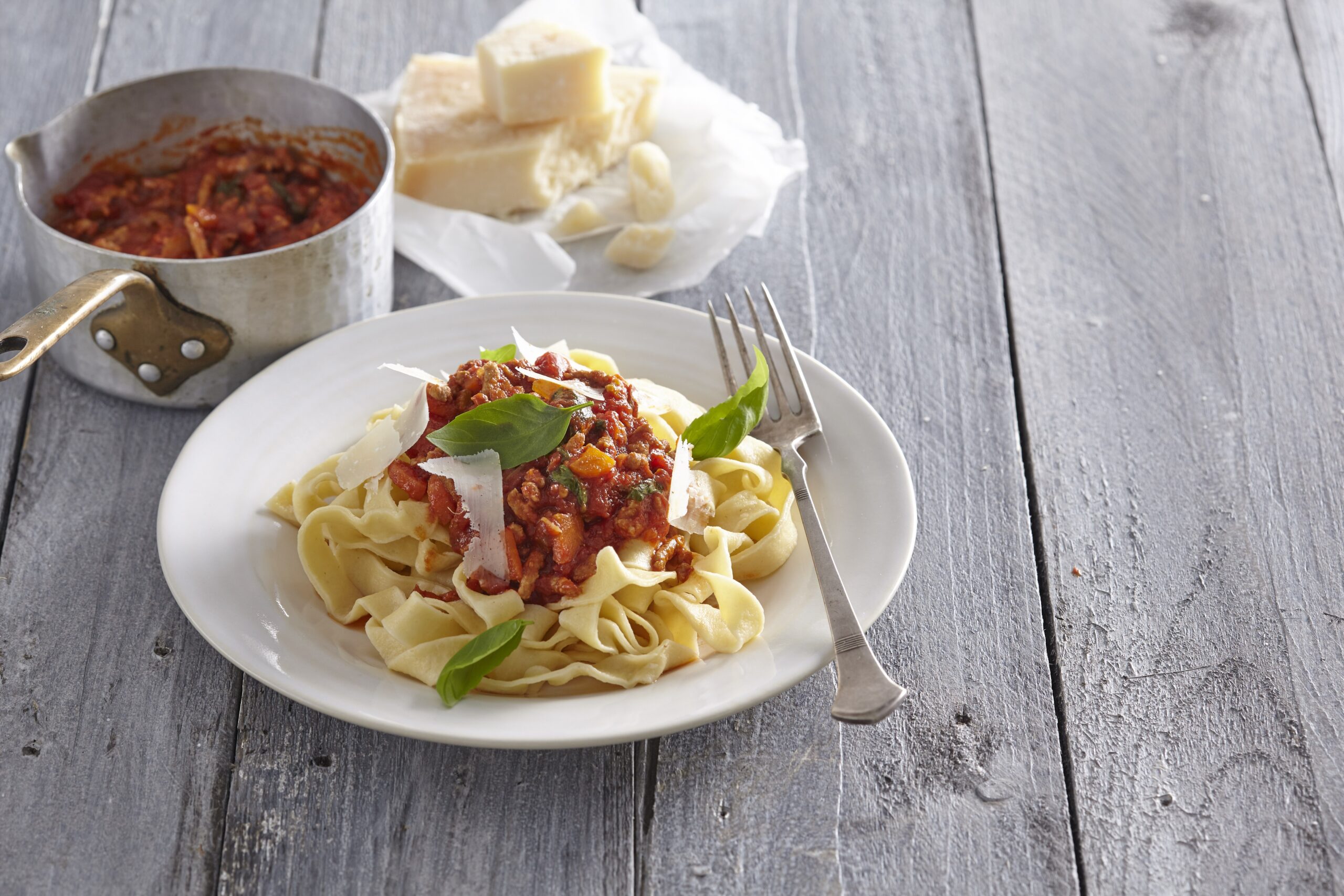 Domácí tagliatelle s boloňskou omáčkou