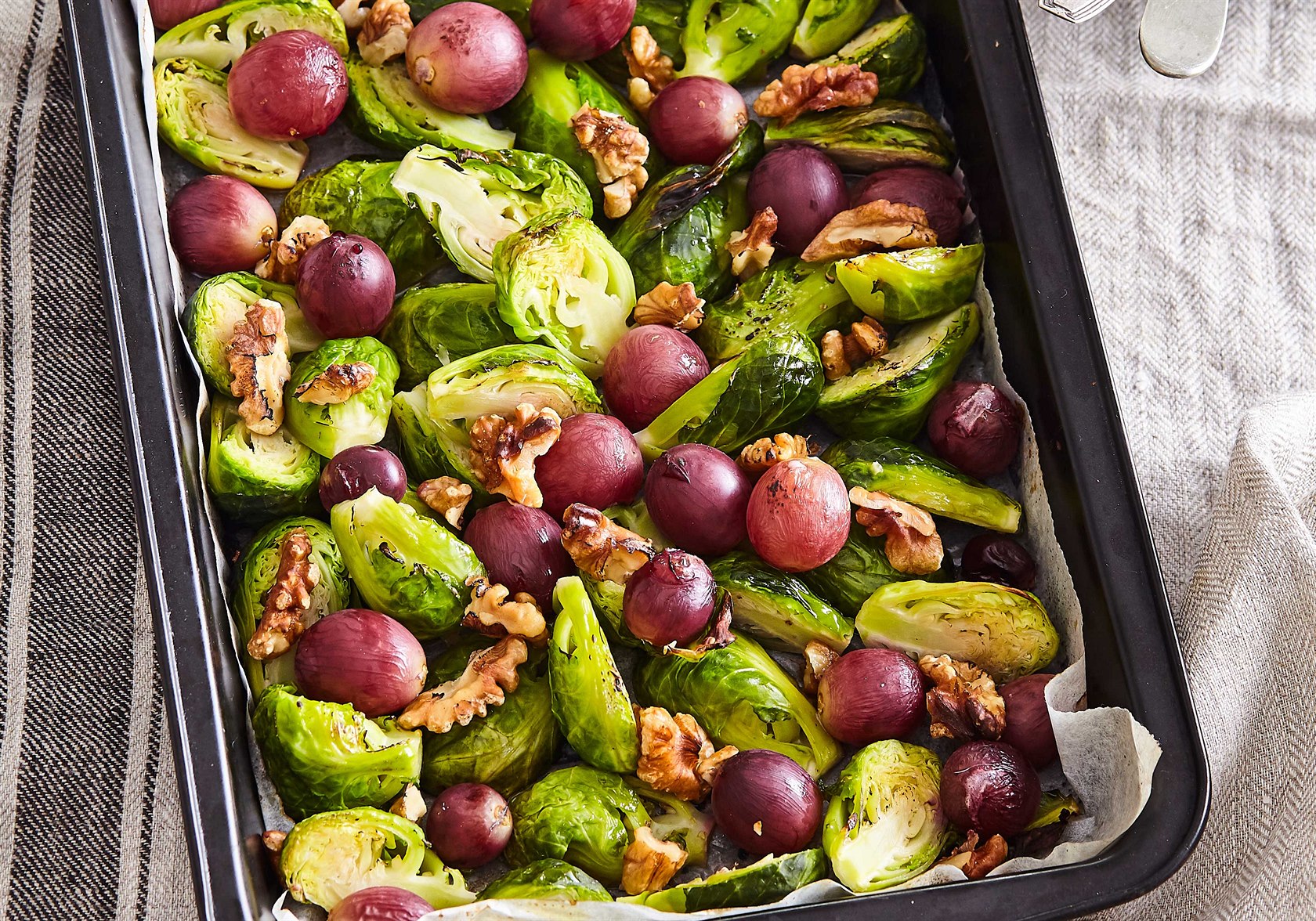 Pečená růžičková kapusta s hrozny a ořechy