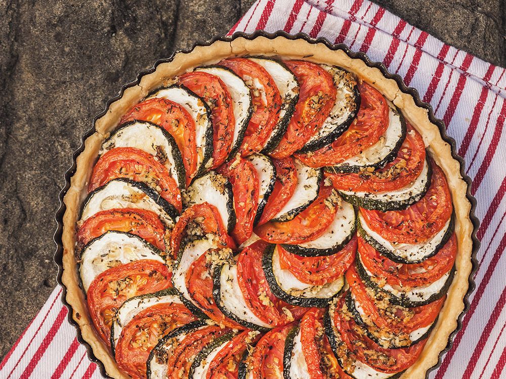 Česnekový koláč s cuketami, rajčaty a sýrem