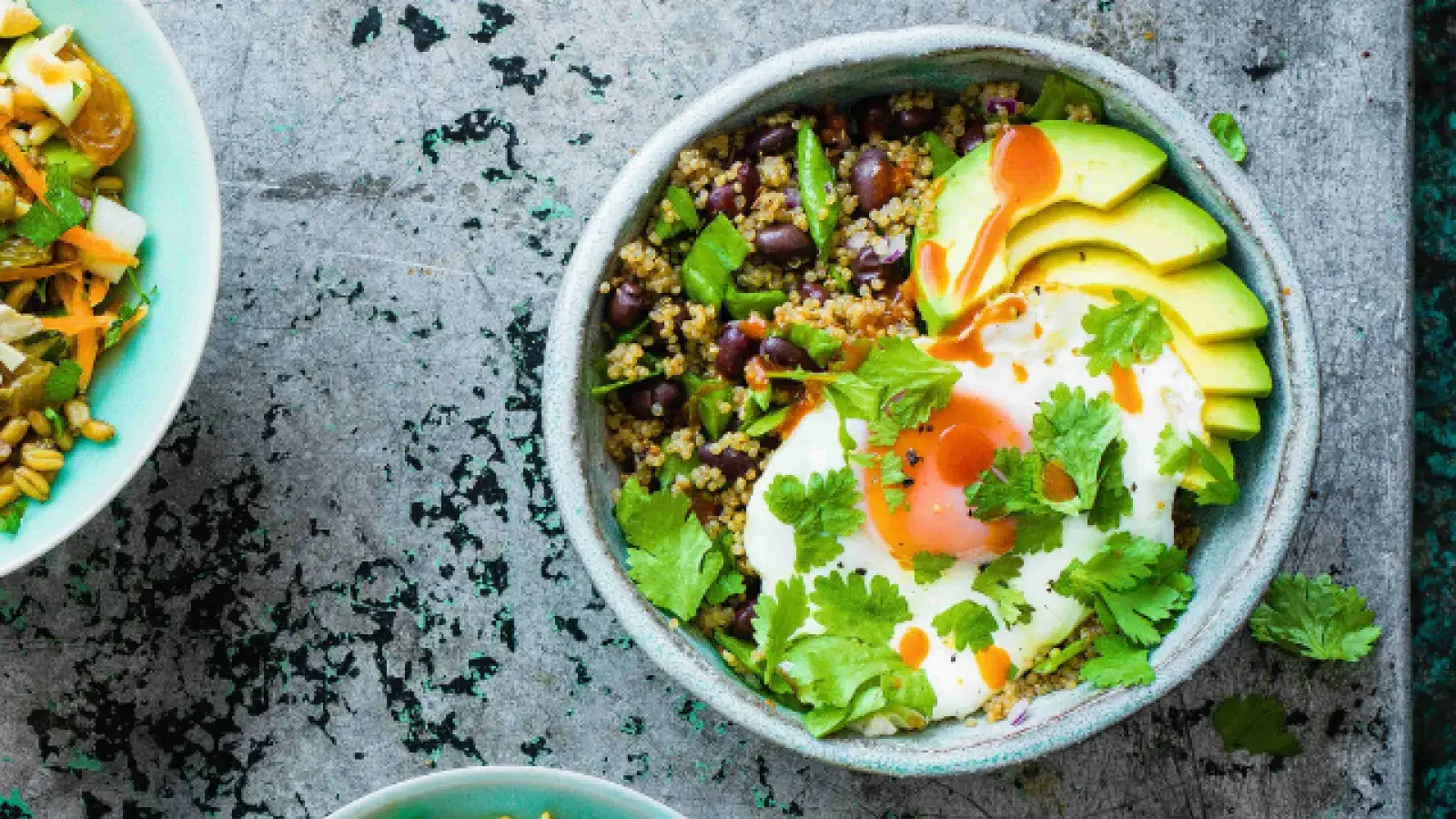 Quinoa s volským okem a avokádem