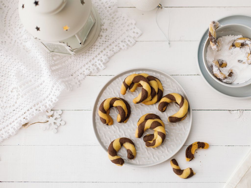 Křehké dvoubarevné rohlíčky