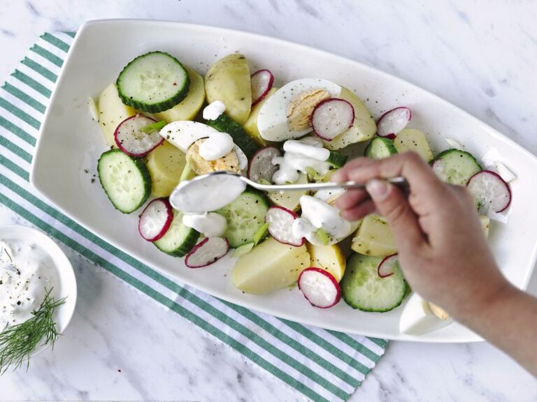 Salát z nových brambor a okurek brambory-salat