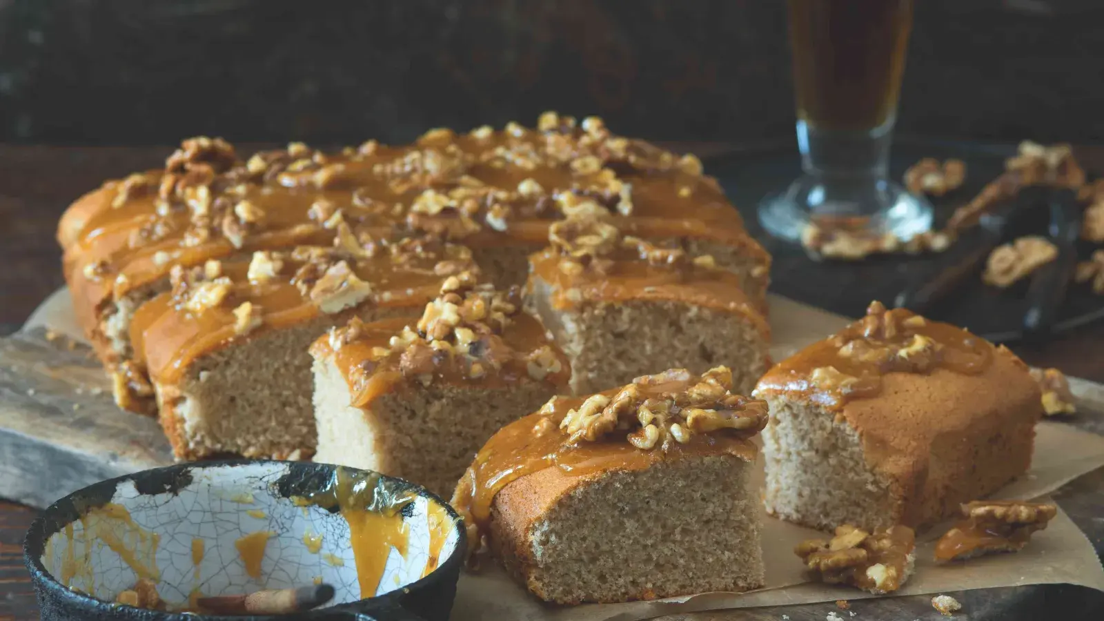 Buchta s karamelovo-ořechovou glazurou