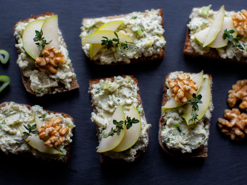 Nivová česneková pomazánka s ořechy a cibulí