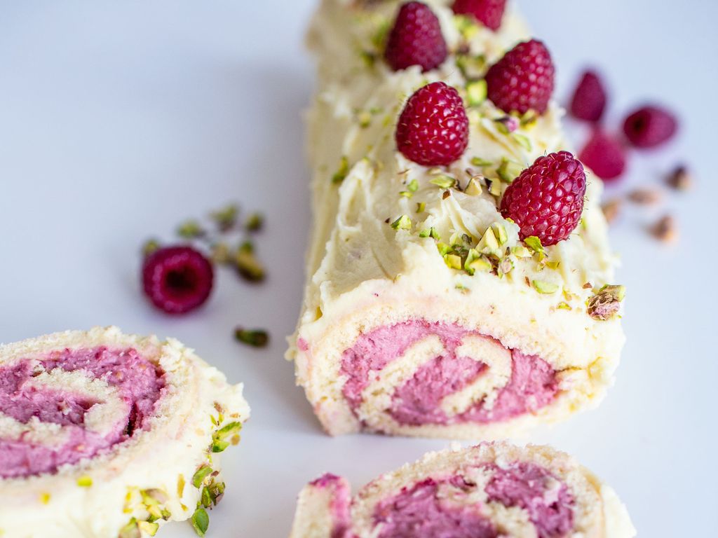 Malinová piškotová roláda s bílou čokoládou