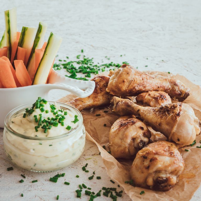 Kuřecí paličky se sýrovým dipem a čerstvou zeleninou