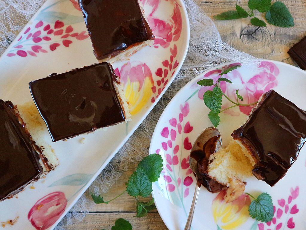 Banánové řezy s pudinkem a čokoládovou polevou