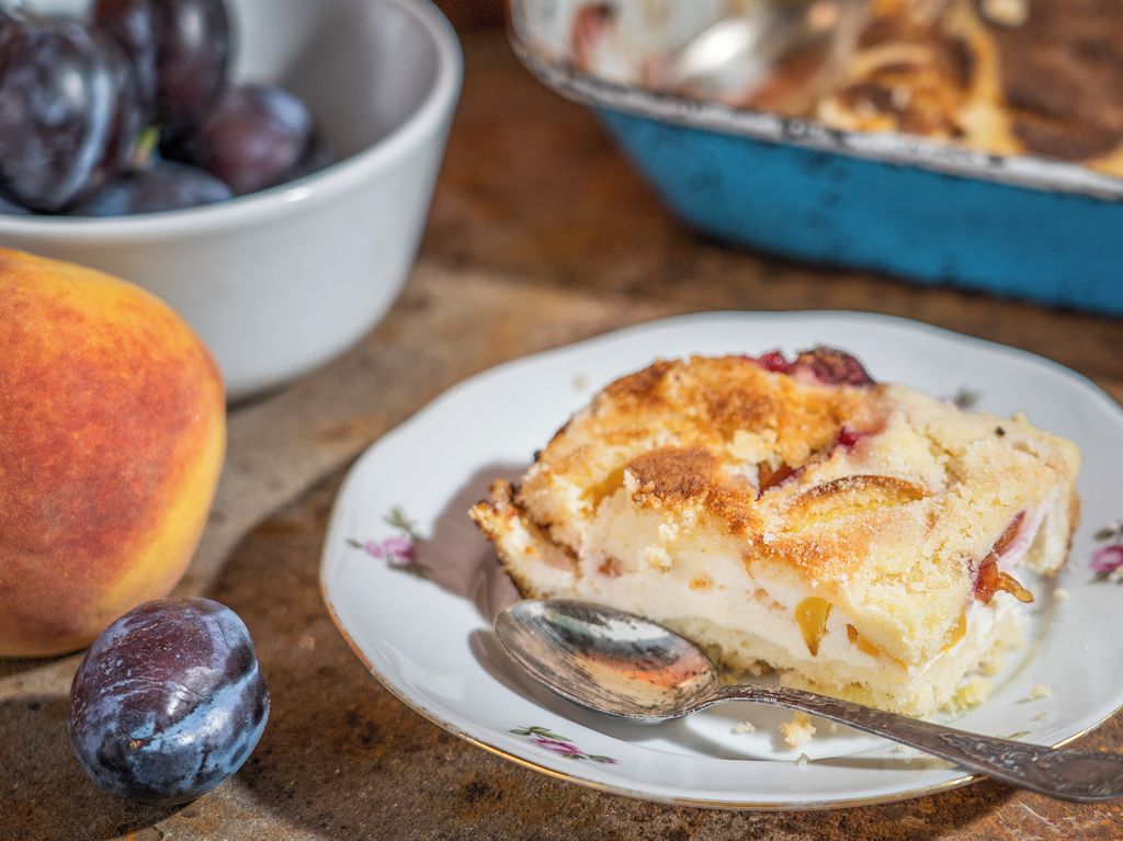 Hrnkový sypaný koláč s tvarohem, broskvemi a švestkami
