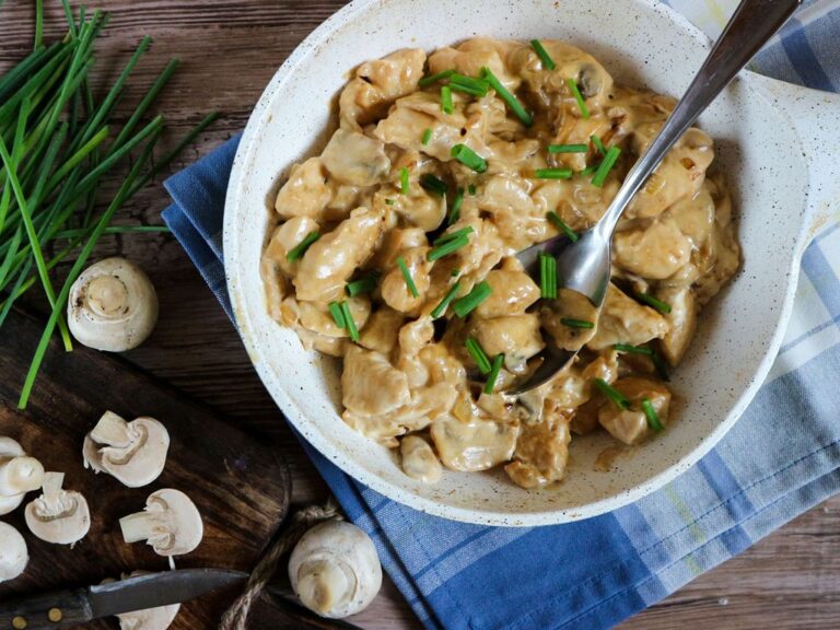 Krémová kuřecí směs s česnekem kureci-kousky-zampiony-smes-recept
