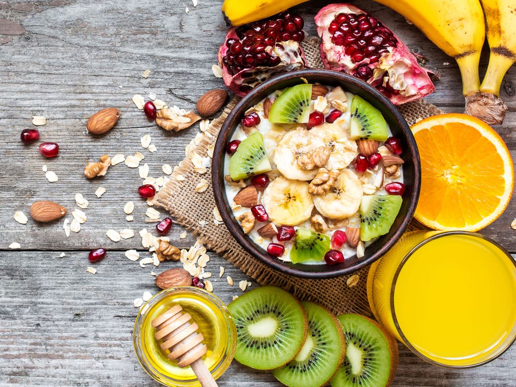 Ovesná miska s ořechy a ovocem