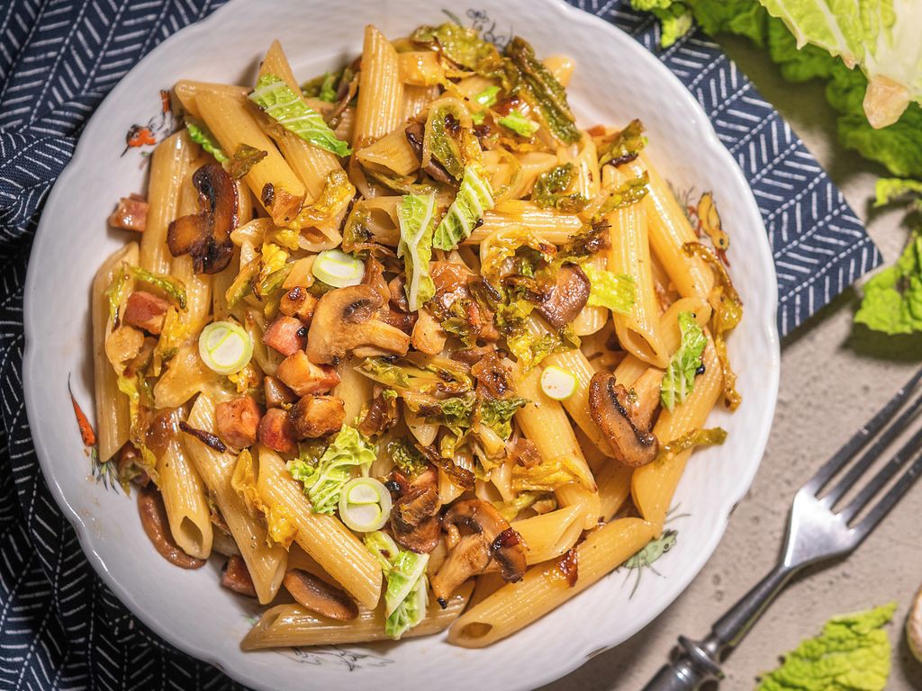 Jednoduché těstoviny s kapustou, slaninou a houbami