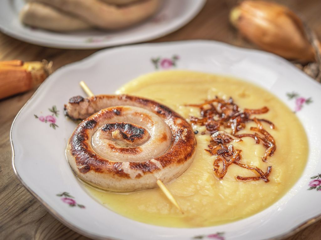 Hrachová kaše s vinnou klobásou