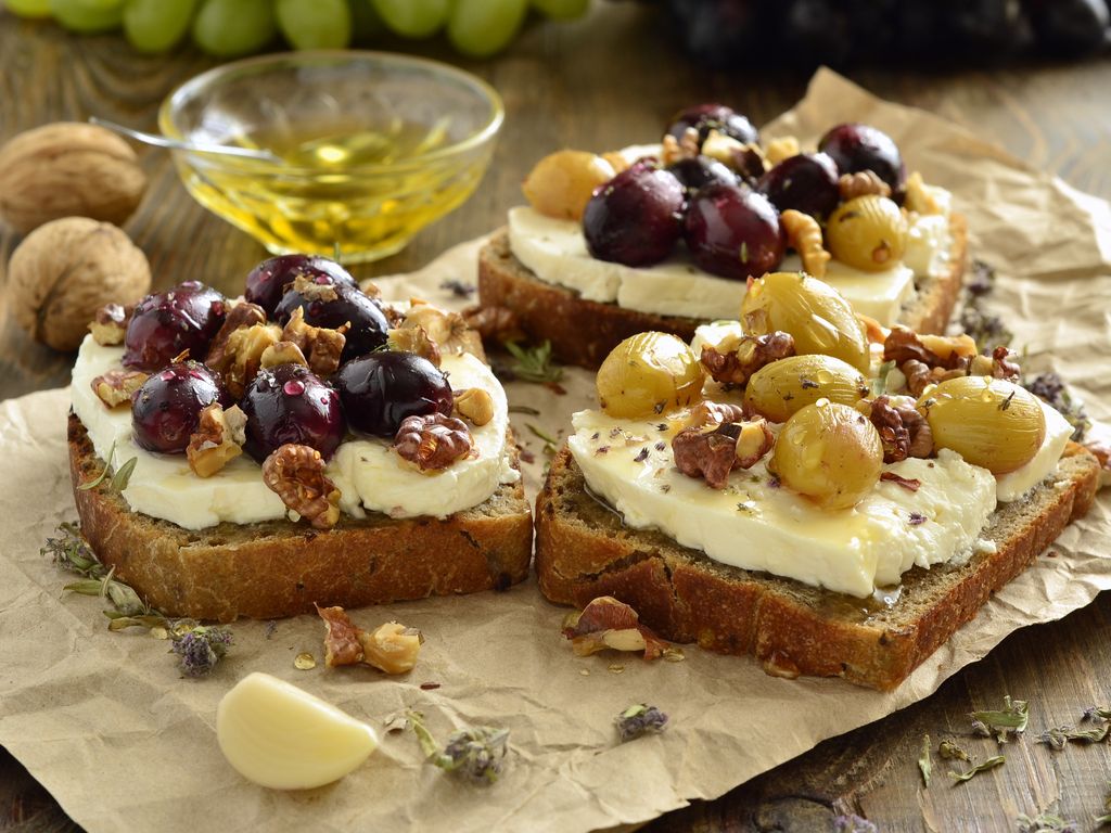 Bruschetta s hroznovým vínem a kozím sýrem