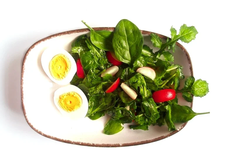 Salát ze špenátu, rukoly a ředkviček s vejcem salat-spenat-rukola-vejce.jpg
